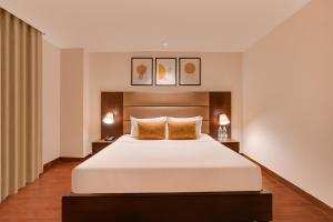 Postel nebo postele na pokoji v ubytování Lemon Tree Hotel, Noida + 37 fotografií