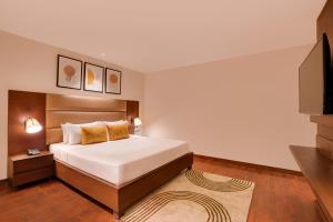 Postel nebo postele na pokoji v ubytování Lemon Tree Hotel, Noida