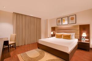 Postel nebo postele na pokoji v ubytování Lemon Tree Hotel, Noida