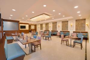 TV a/nebo společenská místnost v ubytování Lemon Tree Hotel, Noida