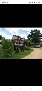a sign for the united states virgin islands united states museum at เดอะนิรันดร์ เกสท์เฮ้าส์กาญจนบุรี in Ban Chuk Yai Yuan