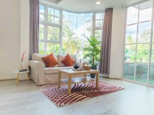 胡鲁马累Cozy 1BR apartment by beach - partial ocean view的带沙发和桌子的客厅