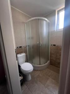 Koupelna v ubytování Jovana Apartman Vrnjacka Banja + 5 fotografií