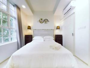 胡鲁马累Cozy 1BR apartment by beach - partial ocean view的一间白色的卧室，有一张白色的大床，上面有两个枕头