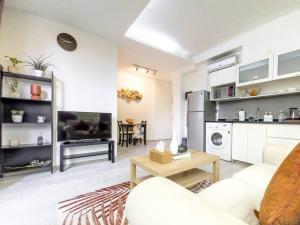 Cozy 1BR apartment by beach - partial ocean view的厨房或小厨房