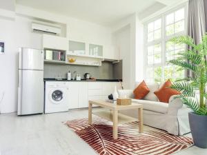 胡鲁马累Cozy 1BR apartment by beach - partial ocean view的带沙发和桌子的白色客厅