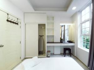 Cozy 1BR apartment by beach - partial ocean view客房内的一张或多张床位