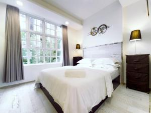 胡鲁马累Cozy 1BR apartment by beach - partial ocean view的一间带大床和窗户的白色卧室