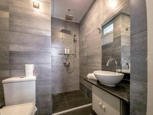 Cozy 1BR apartment by beach - partial ocean view的一间浴室