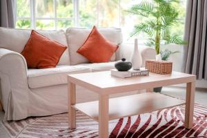 Cozy 1BR apartment by beach - partial ocean view的休息区