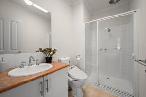 Un baño con inodoro, lavabo y ducha. en Doncaster East Home walking to shops restaurants, en Doncaster East 15 fotos más