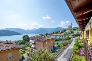 uitzicht op een stad met een meer en bergen bij Miralago Marone Holiday House in Marone