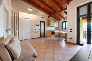 een woonkamer met een bank en een keuken bij Miralago Marone Holiday House in Marone