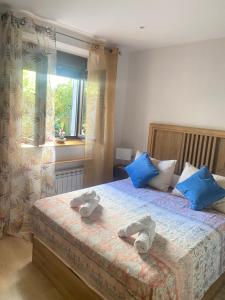ein Schlafzimmer mit einem Bett, auf dem Handtücher liegen in der Unterkunft Edulis 1 in Arenas de San Pedro