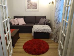 sala de estar con sofá y alfombra roja en Mama's house Skandinavia lake in Ivalo, en Akujärvi