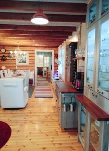 cocina con suelo de madera y encimera en Mama's house Skandinavia lake in Ivalo, en Akujärvi
