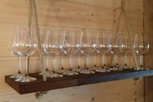 una fila de copas de vino colgando de una pared en Mama's house Skandinavia lake in Ivalo, en Akujärvi 28 fotos más
