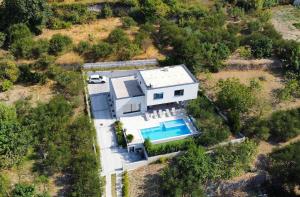 Bazén v ubytovaní NEW! Modern Villa Elia with 40sqm heated pool, 3 bedrooms, and Split city views alebo v jeho blízkosti