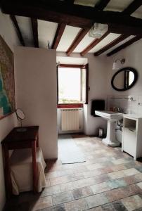 Pokój z łazienką z umywalką i oknem w obiekcie Casa Botena w mieście Vicchio +14 zdjęć