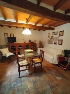 salon ze stołem i krzesłami w obiekcie Casa Botena w mieście Vicchio