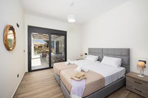 Un dormitorio con una cama grande y un espejo. en Villa Petra, en Trapezaki 25 fotos más