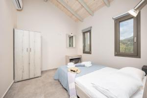Postel nebo postele na pokoji v ubytování Villa Gerasmia + 23 fotografií