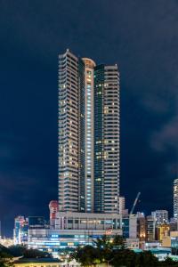 釜山にあるUrbanstay Haeundae Stationの夜の街の高層ビル