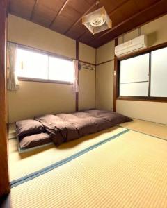 Ένα ή περισσότερα κρεβάτια σε δωμάτιο στο Authentic house in Kyoto with free Bicycles- Easy to Osaka, Nara too