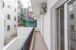 a balcony of a white building with a window at Apartamento elegante villa verde 1B in Villaverde