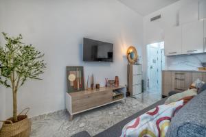 un salon avec un canapé et une cuisine dans l'établissement El Oasis de San Pedro, à Cordoue 22 autres photos