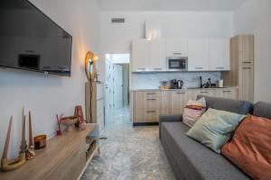 un salon avec un canapé et une cuisine dans l'établissement El Oasis de San Pedro, à Cordoue