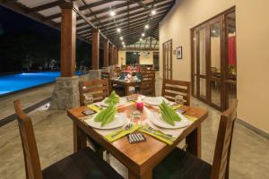 Bazén v ubytování Yala Chalets by Lalan Leisure nebo v jeho okolí
