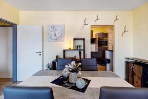 Una cocina y un comedor con mesa y sillas. en Apartment Ankerplatz, en Bremerhaven