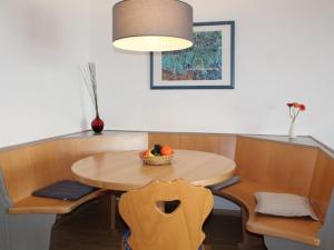 une table de salle à manger avec un bol de fruits dessus dans l'établissement Ferienhaus Nr 38, Kategorie Komfort, Feriendorf Hochbergle, Allgäu, à Lechbruck am See