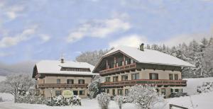 ein großes Gebäude mit Schnee darauf in der Unterkunft Hotel Scherer in Olang