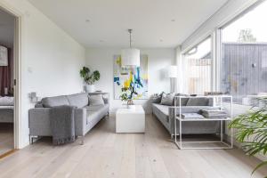 Private villa in central Östersund في أوسترسوند: غرفة معيشة بها أريكة وطاولة