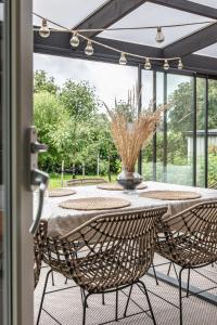 Private villa in central Östersund في أوسترسوند: فناء في الهواء الطلق مع طاولة وكراسي