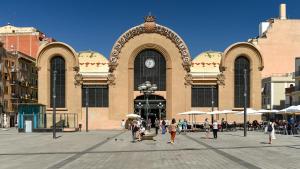 a large building with people walking in front of it at Piso céntrico en Tarragona in Tarragona