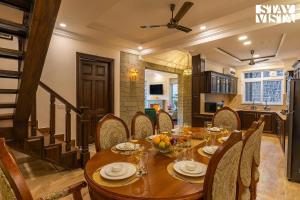 Χώρος καθιστικού στο StayVista at Cas Mir 4BHK Private Pool Villa with Valley View in Kasauli