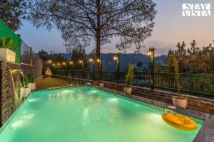 Πισίνα στο ή κοντά στο StayVista at Cas Mir 4BHK Private Pool Villa with Valley View in Kasauli