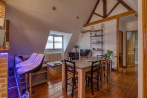 a kitchen and dining room with a table and chairs at Appartement spacieux au cœur d'Angers étage 3 - 6 personnes in Angers