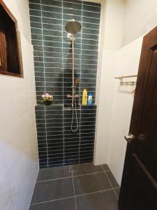 bagno con doccia e piastrelle nere di 57 Ruma Oren Heritage Jonker Residence Melaka a Malacca Altre 39 foto