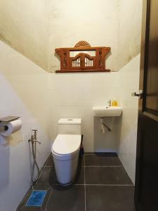 un piccolo bagno con un water e un lavandino di 57 Ruma Oren Heritage Jonker Residence Melaka a Malacca