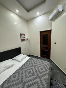 Katil atau katil-katil dalam bilik di Loft cosy RdC Mermoz Keur Gorgui - Wifi HD - DPL0