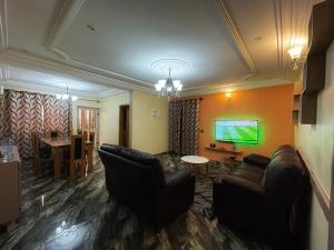 Televiisor ja/või meelelahutuskeskus majutusasutuses Appartement haut standing ,Biyem Assi TKC