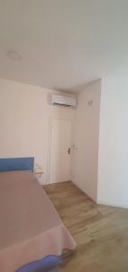 a white room with a bed and a closet at Il Porto Segreto in Siracusa