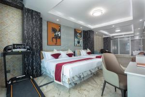 Giường trong phòng chung tại Hotel Robot