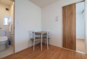 een badkamer met een tafel en een toilet in een kamer bij 新屋 札幌中心薄野車程4分鐘 挑高設計客廳 和室空間 可停車2台 高速WiFi 豐平川河岸旁 in Toyohira