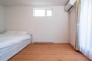 Een bed of bedden in een kamer bij 新屋 札幌中心薄野車程4分鐘 挑高設計客廳 和室空間 可停車2台 高速WiFi 豐平川河岸旁