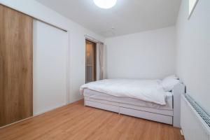 Een bed of bedden in een kamer bij 新屋 札幌中心薄野車程4分鐘 挑高設計客廳 和室空間 可停車2台 高速WiFi 豐平川河岸旁